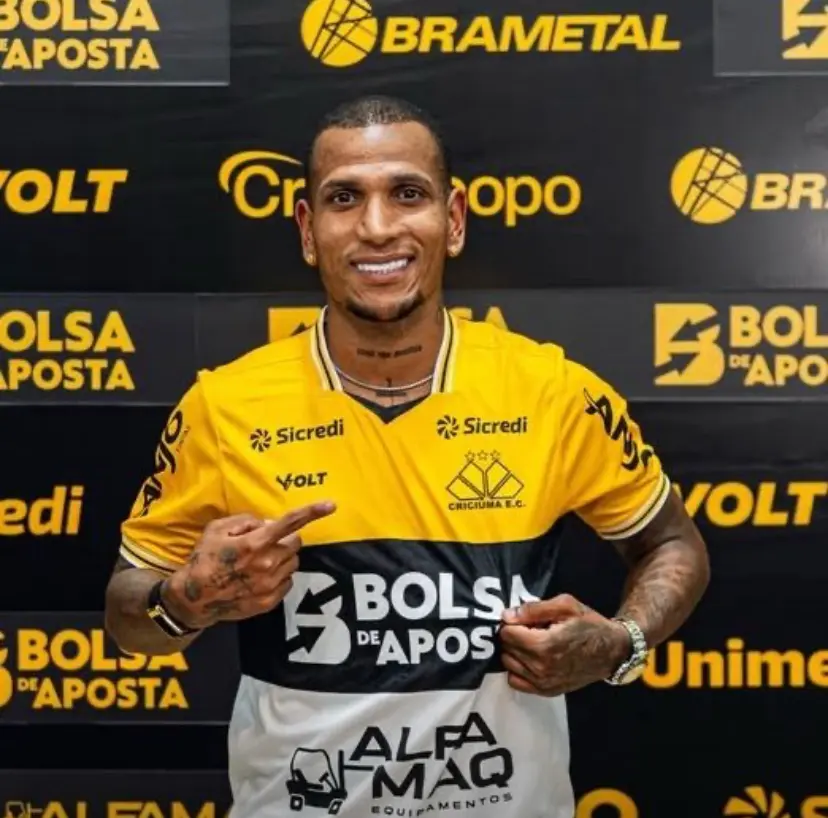 Rómulo Otero durante su presentación como jugador de Criciúma
