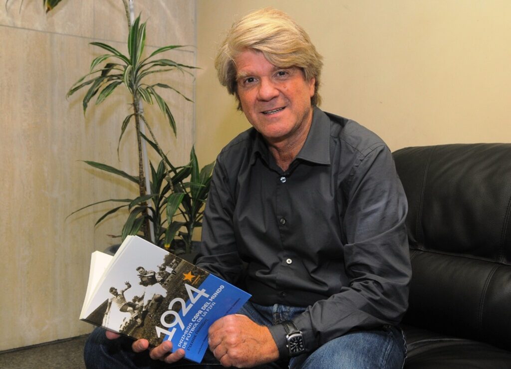Pierre Arrighi con su libro sobre el Mundial de 1924