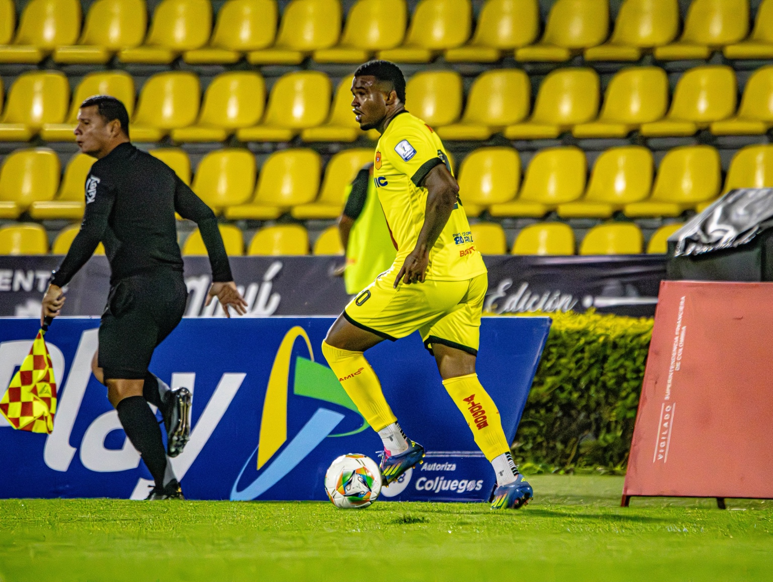 Nezareth Segura avanzando con el balón durante un partido