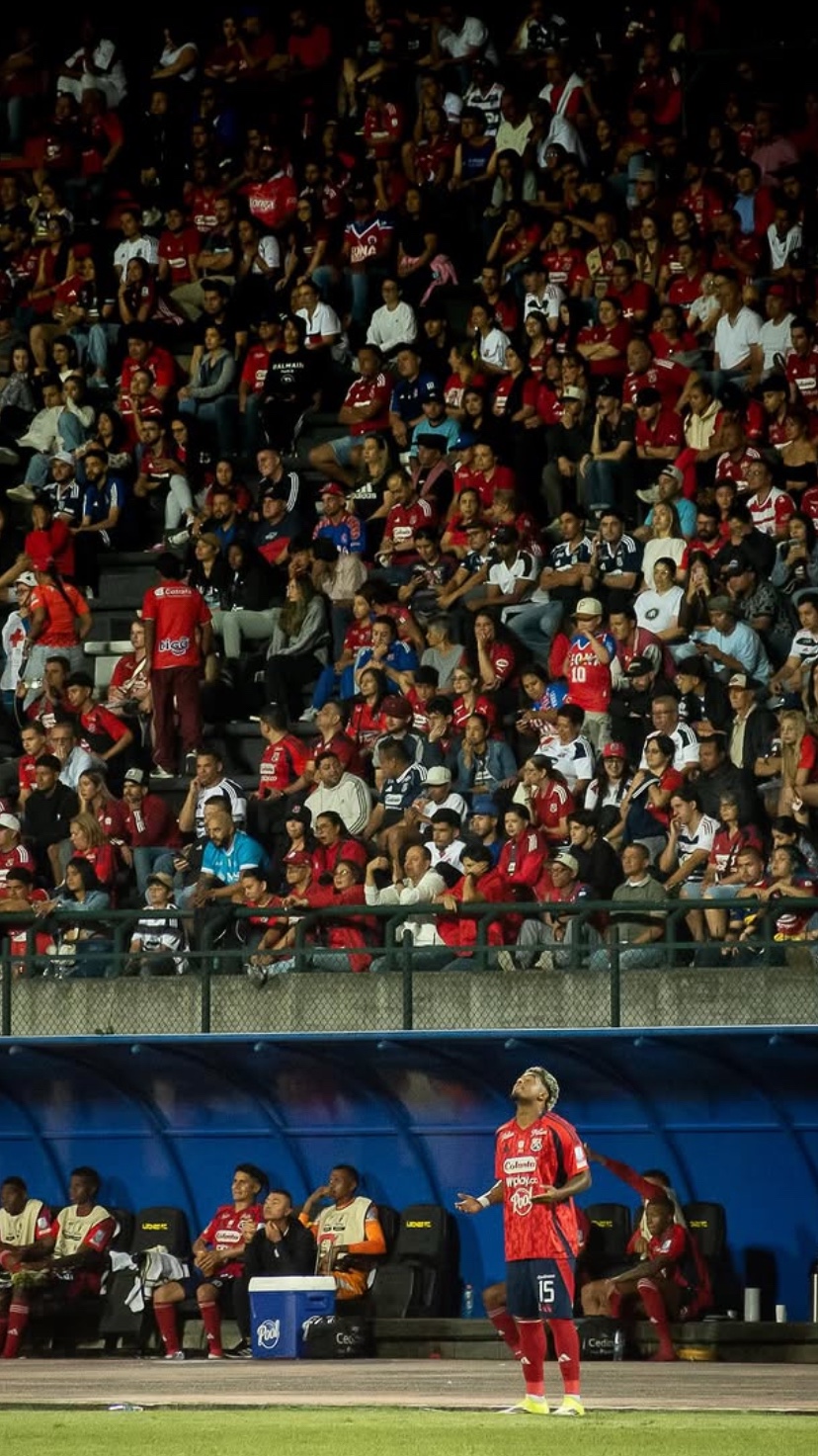 Nezareth Segura junto al campo con Independiente Medellín