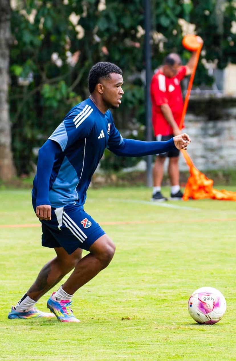 Nezareth Segura durante un entrenamiento con balón