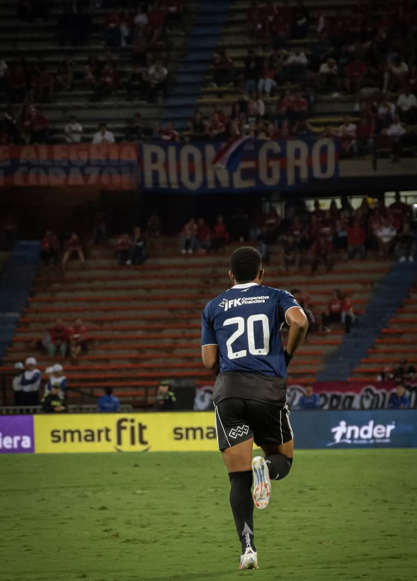 Nezareth Segura de espaldas durante un partido con Independiente Medellín