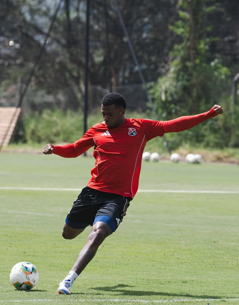 Nezareth Segura rematando durante un entrenamiento